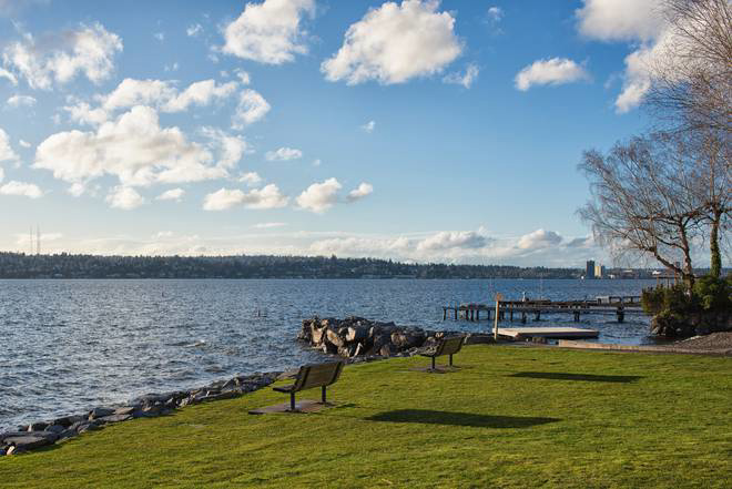 西雅图的麦地那富人社区坐落在华盛顿湖上