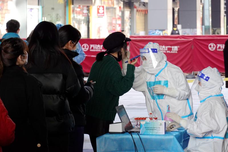 超市和疫情防控指挥部工作人员上月28日分装即将配送的免费生活物资