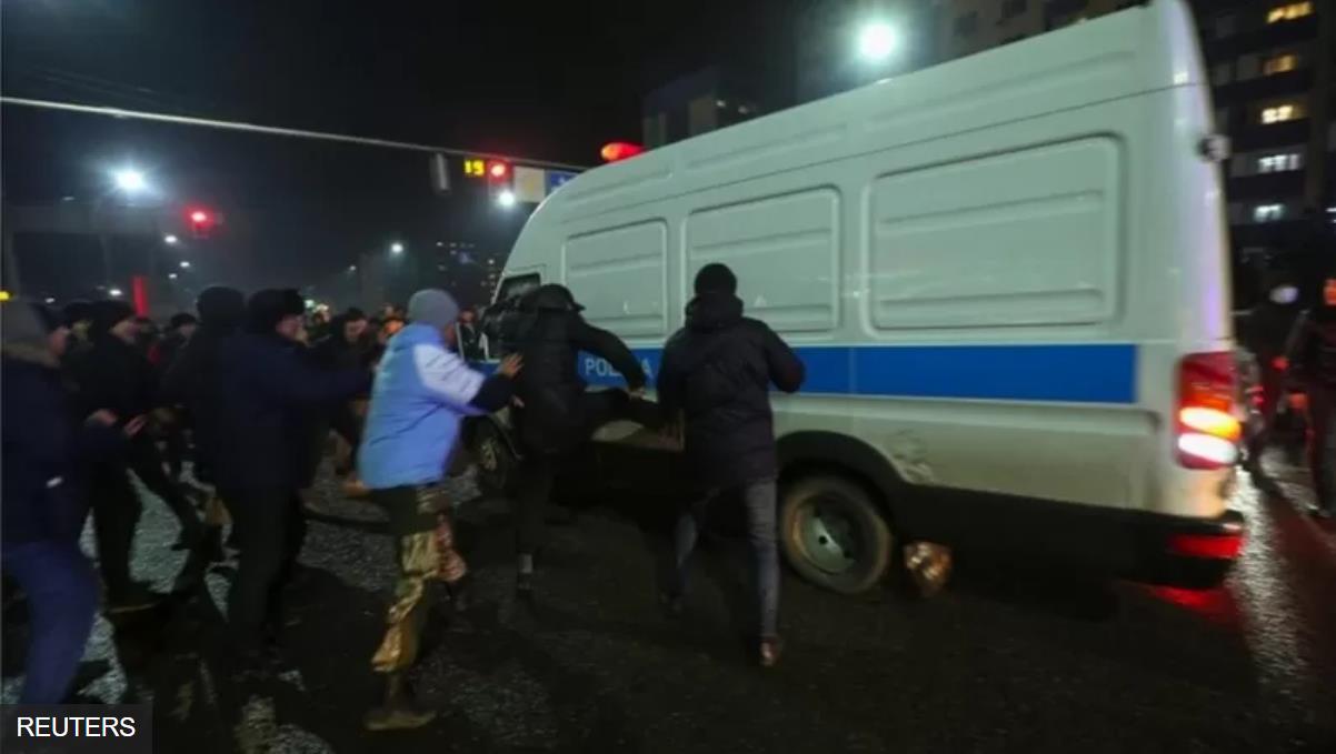 抗议者试图推翻一辆货车