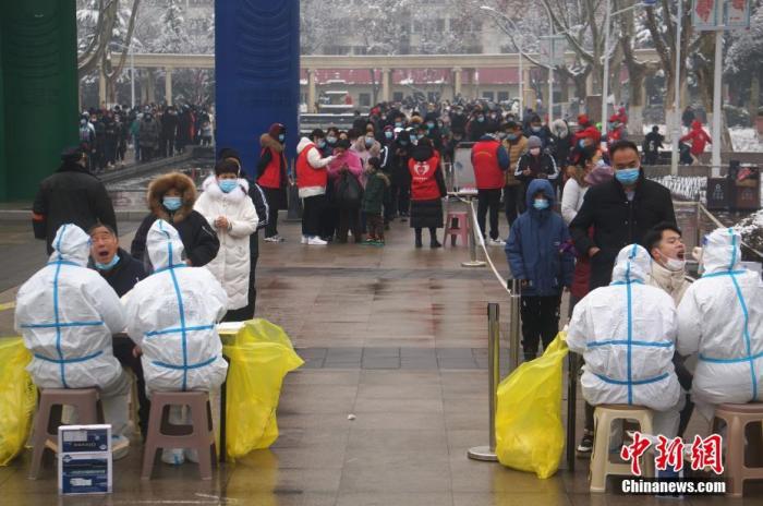 郑州市民排队进行核酸检测.jpg