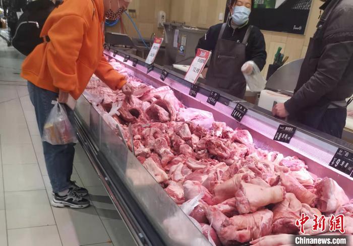北京丰台区一家大型超市内的猪肉区