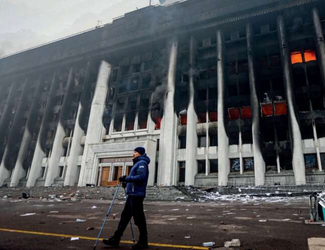 哈萨克斯坦阿拉木图，遭围攻的市长办公大楼一片狼藉