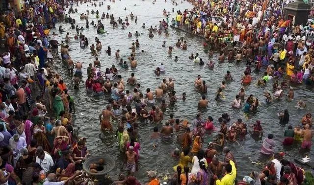 印度人在恒河进行圣浴的场景