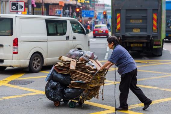 香港街头捡纸箱的老人