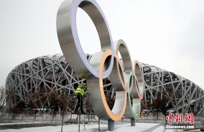 北京冬奥会奥林匹克公园公共区内的临时设施建设已全部搭建完成