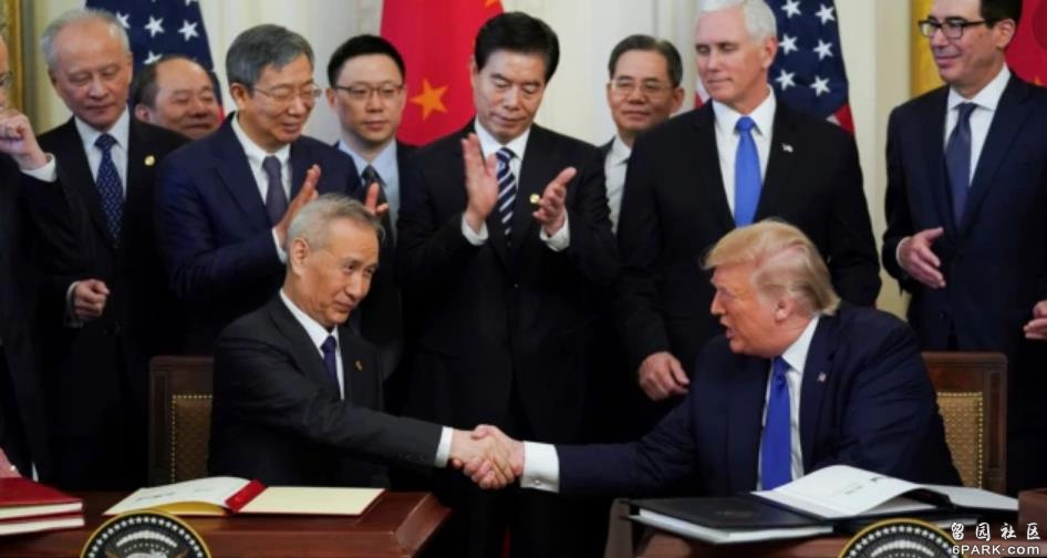 时任美国总统特朗普与中国副总理刘鹤在白宫签署第一阶段经贸协议