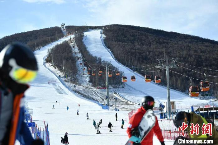 游客在崇礼的滑雪场滑雪