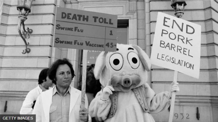 示威者抗议总统发起的猪流感疫苗接种计划