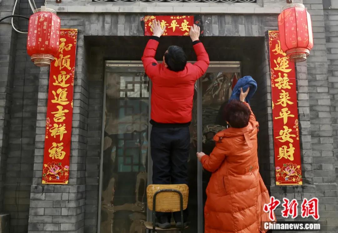 北京市民张贴春联迎接即将到来的壬寅虎年