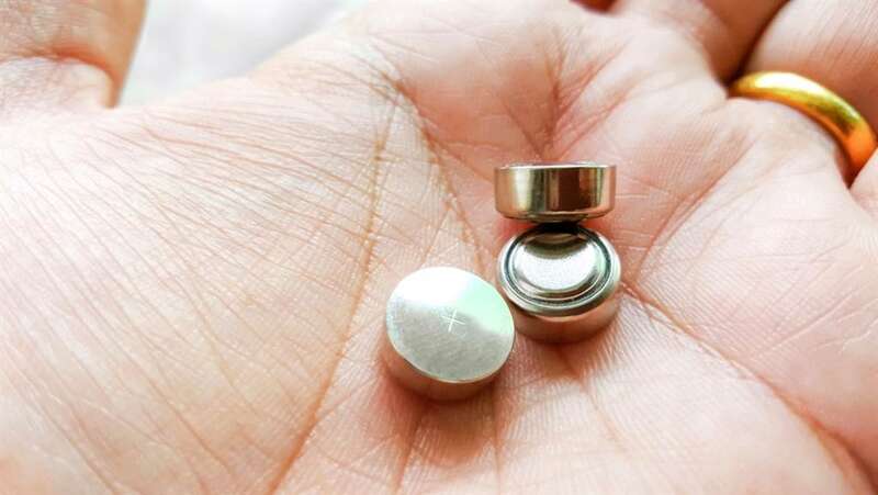 一名英国男婴误吞仅一颗胶囊大小的钮扣电池