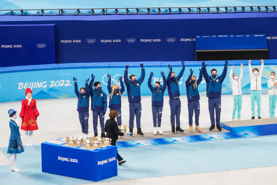 美国选手陈楷雯、陈巍和麦迪逊·乔克在团体项目中获得银牌
