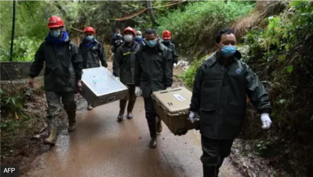 广西梧州藤县中国东航MU5735航班坠落事故坠落现场搜索人员徒步搬运器材
