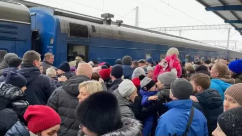 第聂伯罗车站挤满了撤离难民