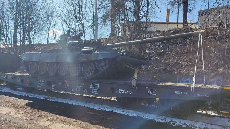 捷克通过火车向乌克兰运送坦克与步兵战车