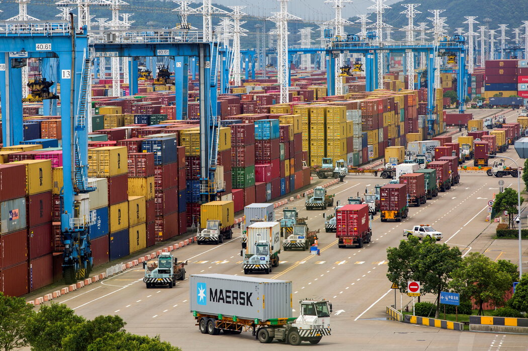 去年，中国宁波市一个集装箱码头的卡车