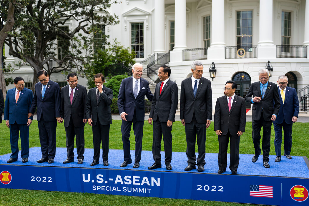 拜登总统（中）与东南亚各国领导人