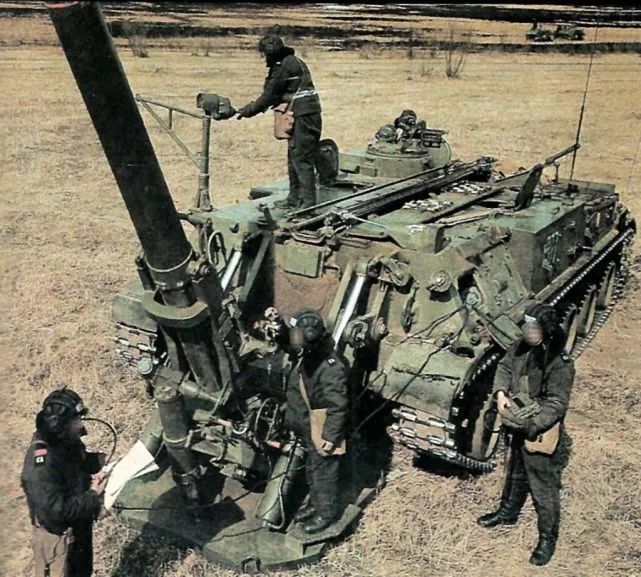2S4采用向后放列迫击炮的方式进行作战，巨大的炮弹需要有小吊车来协助装填 ...