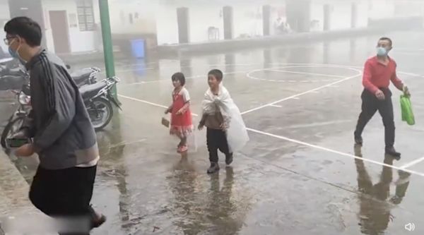 8岁兄妹披塑胶袋冒雨走20公里为1次核酸检测