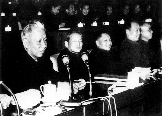 刘少奇（左一）在1962年的“七千人大会”上讲话