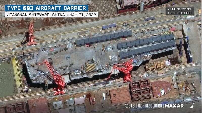 位于上海江南造船厂的中国最新航空母舰