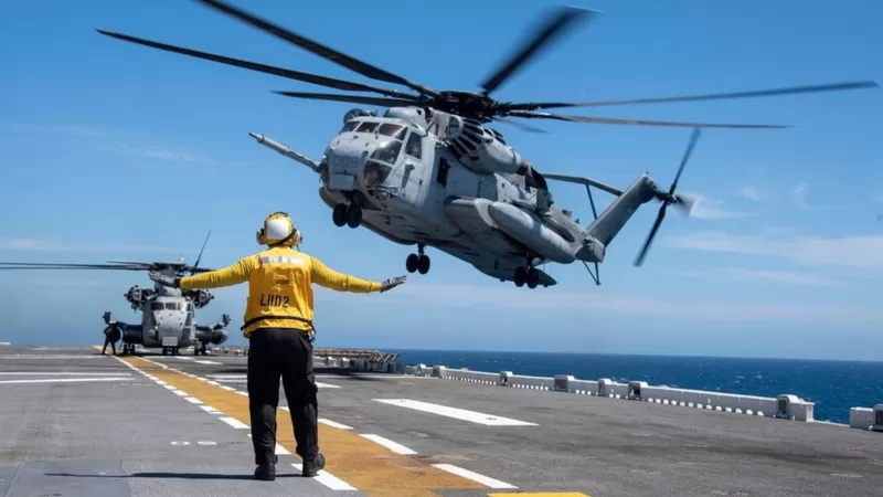 一架美军CH-53E直升机正在降落埃塞克斯号航空母舰