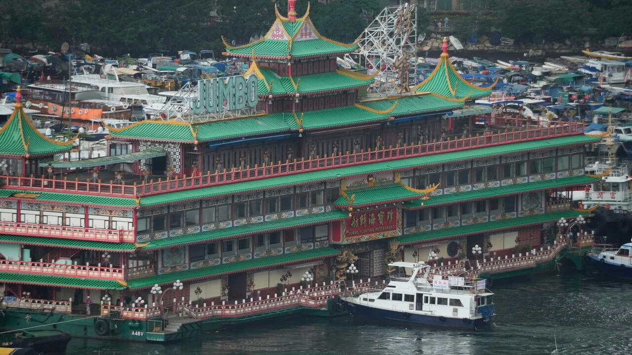 香港的标志性建筑珍宝海鲜舫在香港被拖走