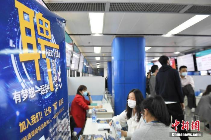 某招聘会现场