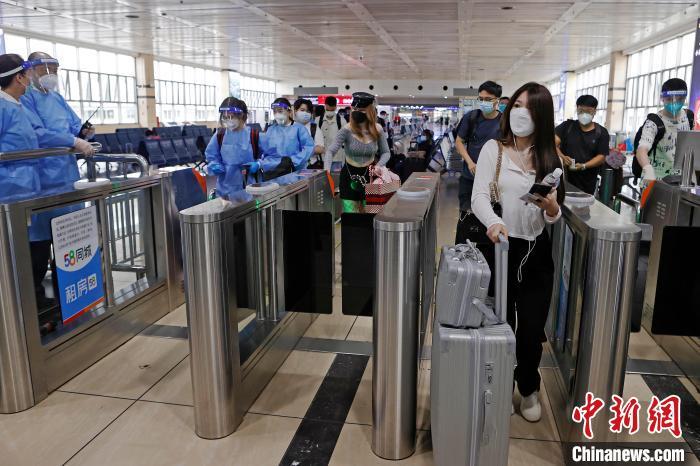 旅客在铁路上海站依次有序验票进站