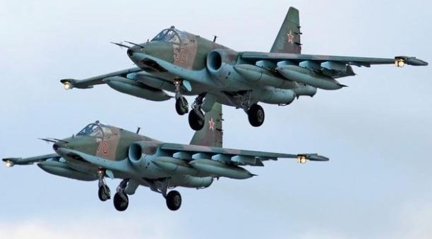 俄军的苏-25战机低空攻击乌克兰东部的乌军地面部队