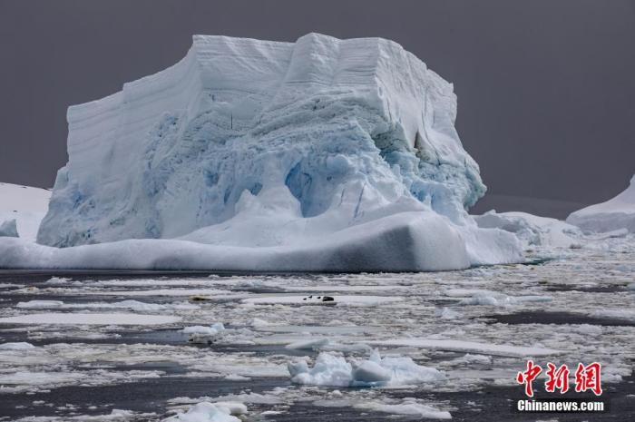 南极洲马蹄岛的冰川正在融化