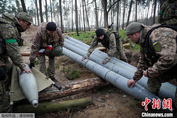 乌克兰别列齐夫卡村附近乌克兰士兵检查俄罗斯军队在最近战斗后撤退时遗弃的弹药 ...