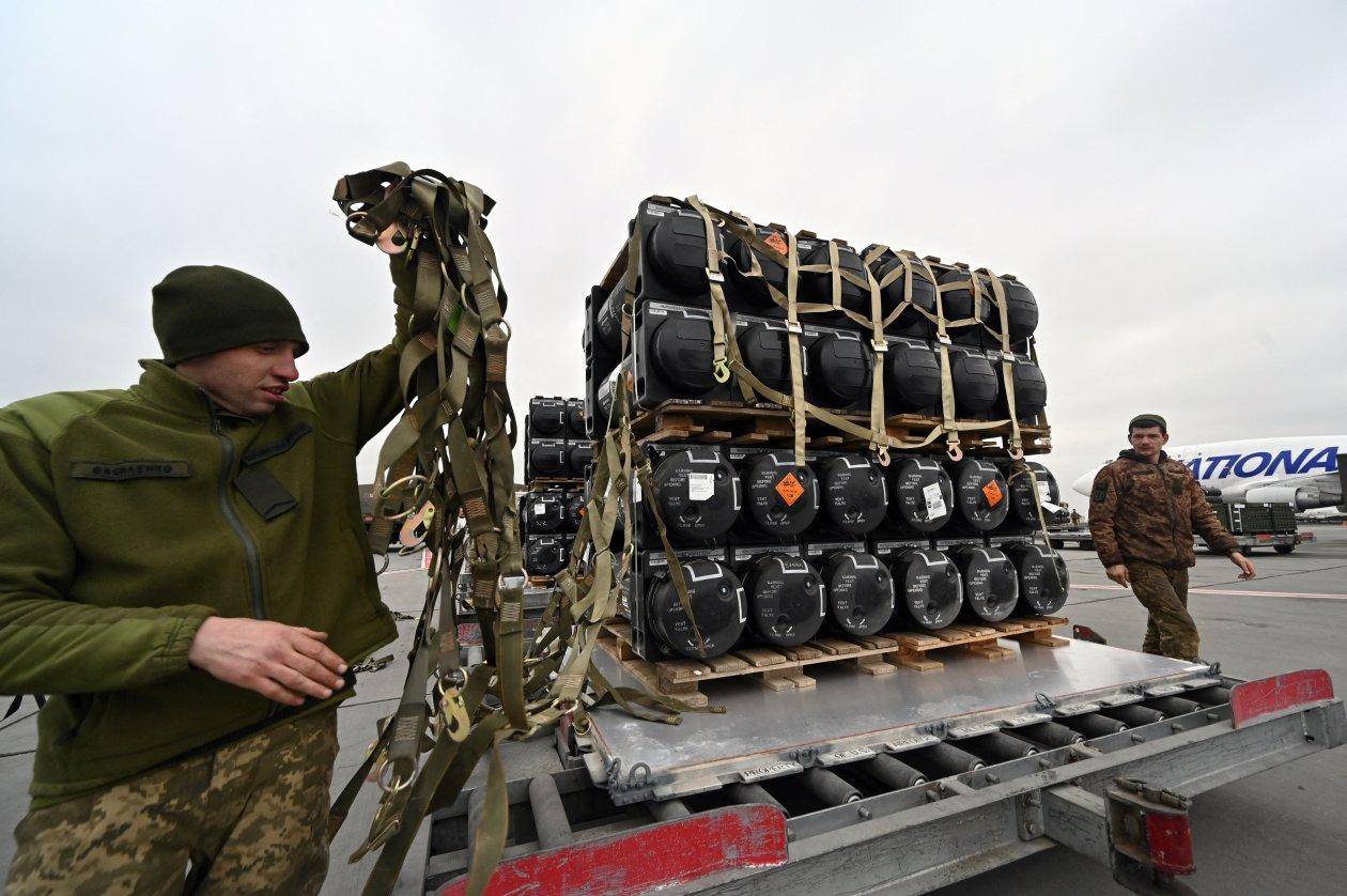 美国向乌克兰提供的一批便携式“标枪”反坦克导弹运抵基辅