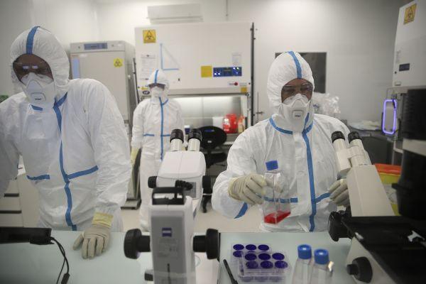 实验室技术人员在法国瓦尔内瓦公司总部工作