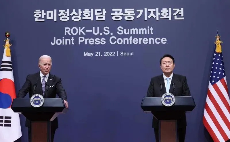 韩国总统尹锡悦（右）与美国总统拜登