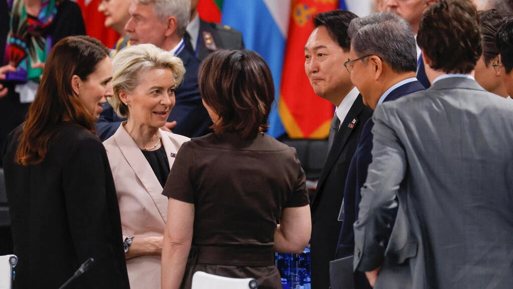 韩国总统尹锡悦在北约峰会上和与会领导人交谈