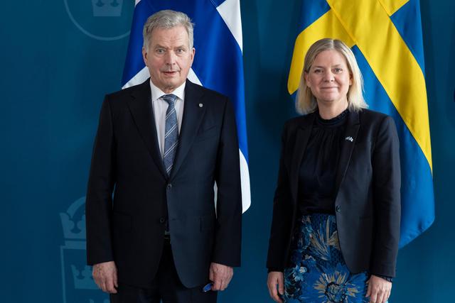 在瑞典斯德哥尔摩，瑞典首相安德松（右）欢迎到访的芬兰总统尼尼斯托