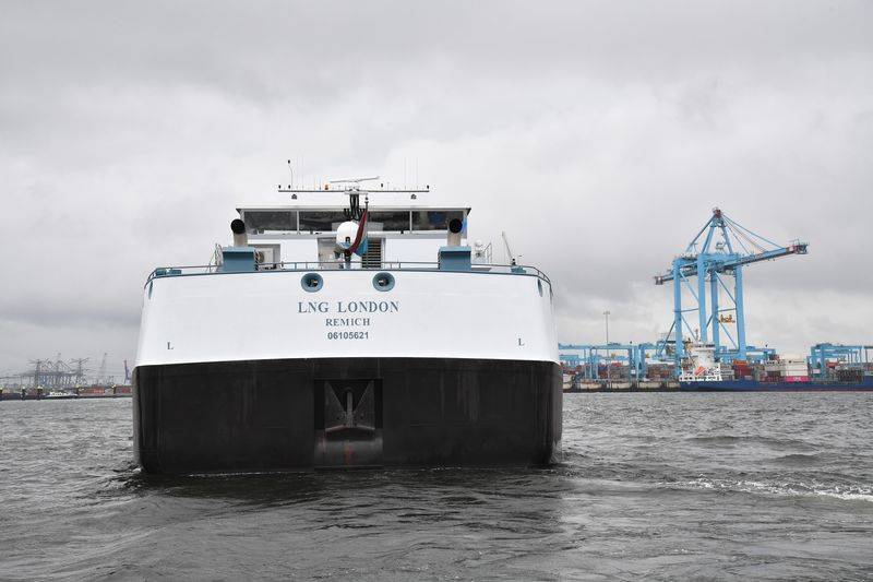 装载有液化天然气的“伦敦号”货轮在鹿特丹港中航行