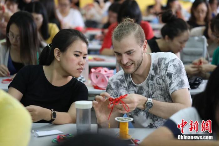 华南师范大学外国留学生学习打中国结
