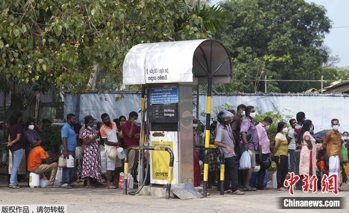 斯里兰卡首都科伦坡，人们排队购买燃料