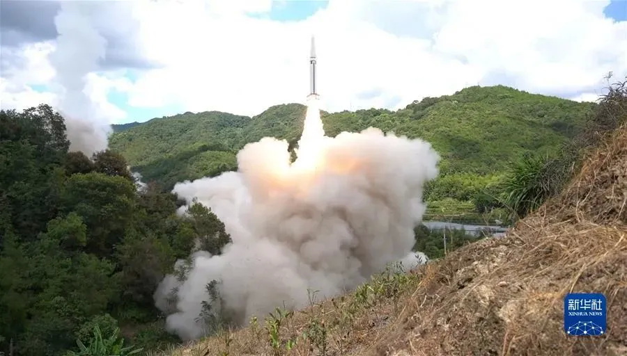 8月4日，东部战区火箭军对台岛东部外海预定海域实施火力突击。这是导弹发射升空 ...