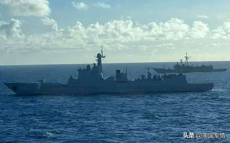 中国战舰出击高雄港外 无视台军护卫舰阻拦