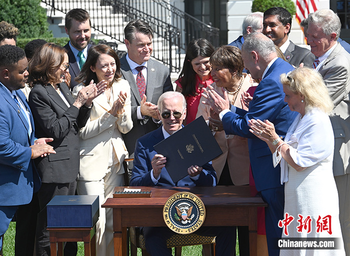 美国总统拜登在白宫签署《芯片和科学法案》