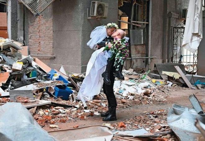 乌克兰第二大城市哈尔科夫，当地一对新人在废墟中举行婚礼。