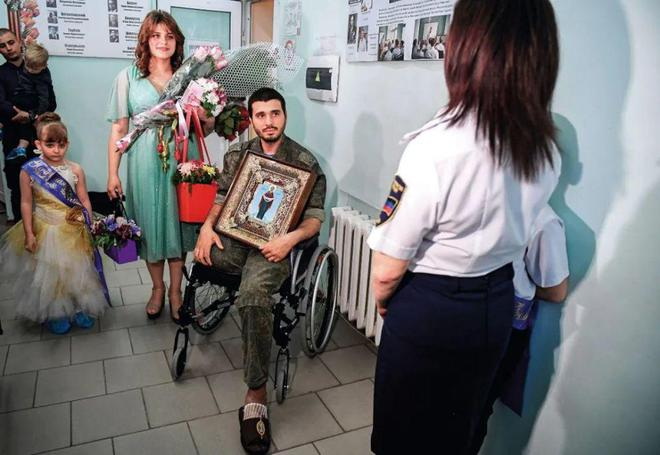 顿涅茨克地区，一名受伤军人与未婚妻举行婚礼，医护人员参加了他们的婚礼 ... ...