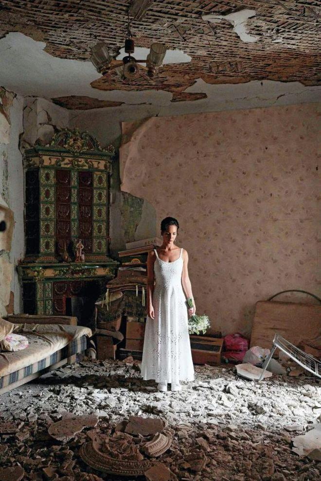 乌克兰基辅，31岁的瑜伽教练Daria Steniukova在她被炸毁的公寓里拍摄结婚照