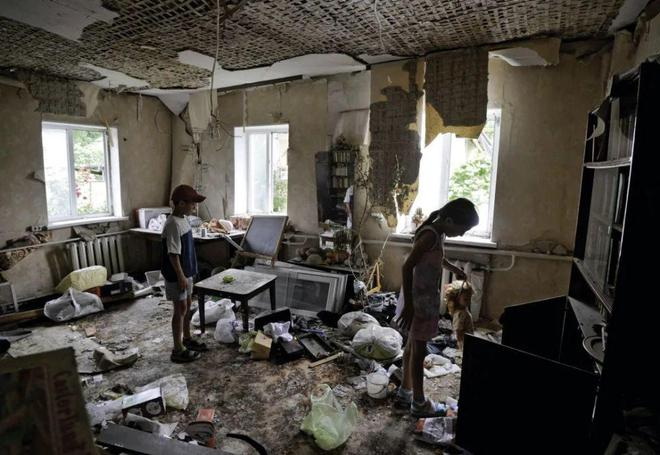 乌克兰基辅，孩子们正在检查被导弹袭击的房间