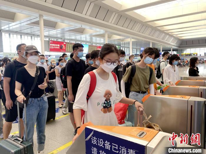 南宁东站旅客有序检票进站