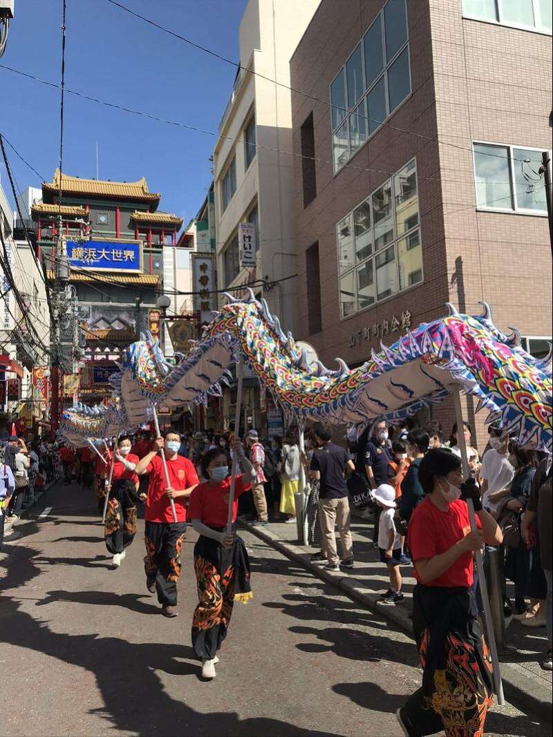横滨中华街国庆大游行 50头广东醒狮送祝福  