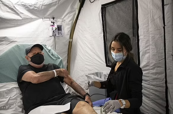 南加州的几家医院已经开始在急诊室外使用临时的帐篷，以应对日益增多的流感和其他呼吸道疾病患者 ...