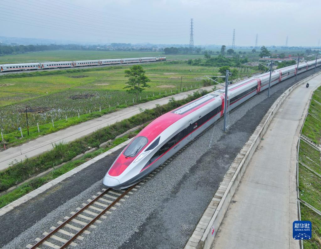 在印度尼西亚西爪哇省万隆市，一列高铁动车组正在雅万高铁试验段进行热滑试验 ...